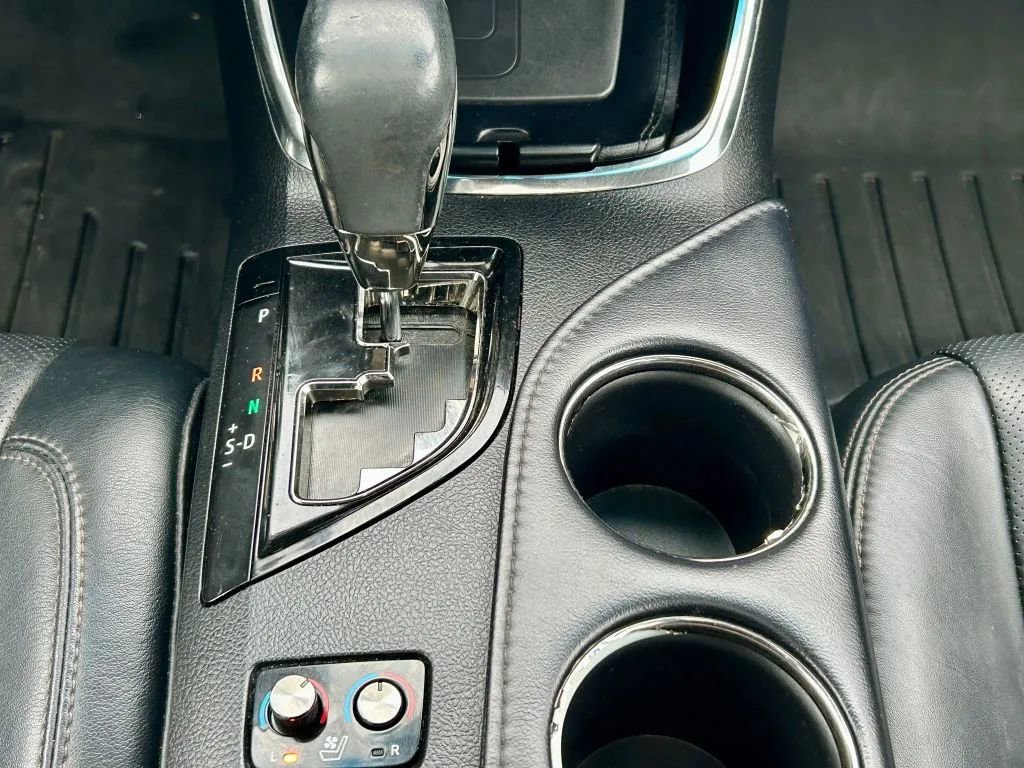 Used 2014 Toyota Avalon Limited w/ Technology Package FWD image 23