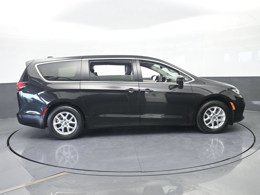 Used 2023 Chrysler Pacifica Touring-L FWD image 7
