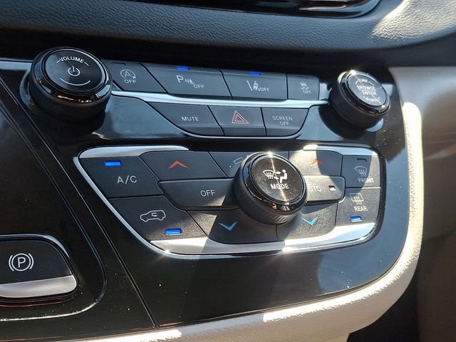 Used 2023 Chrysler Pacifica Touring-L FWD image 16