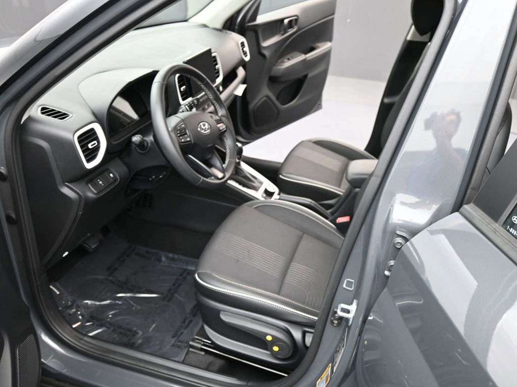 Used 2025 Hyundai Venue Limited image 12
