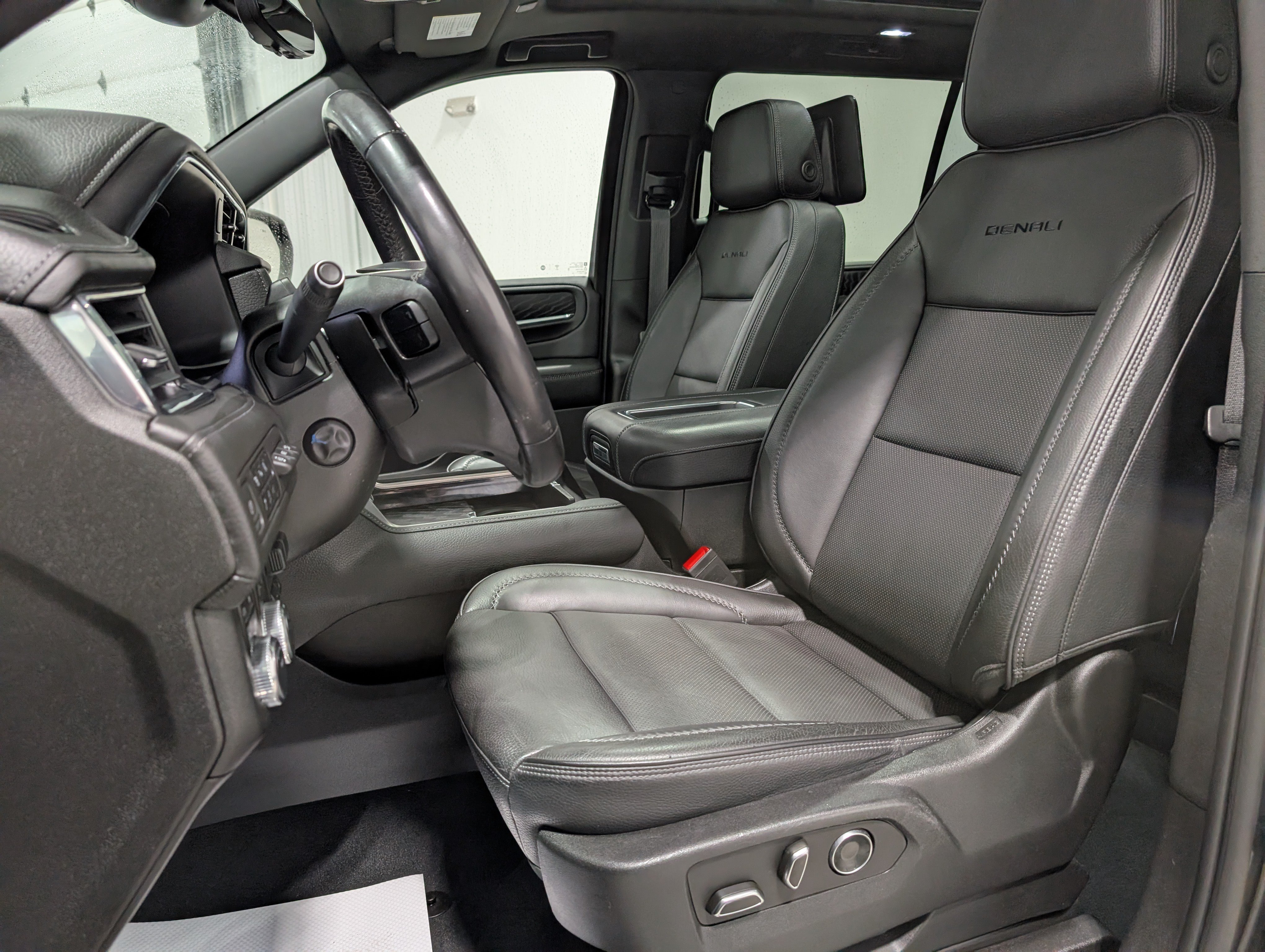 Used 2023 GMC Yukon XL Denali w/ Advanced Technology Package AWD/4WD image 16