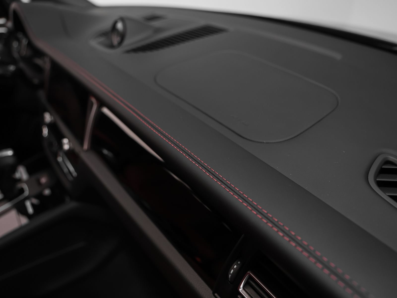 Certified 2026 Porsche Macan AWD/4WD image 26