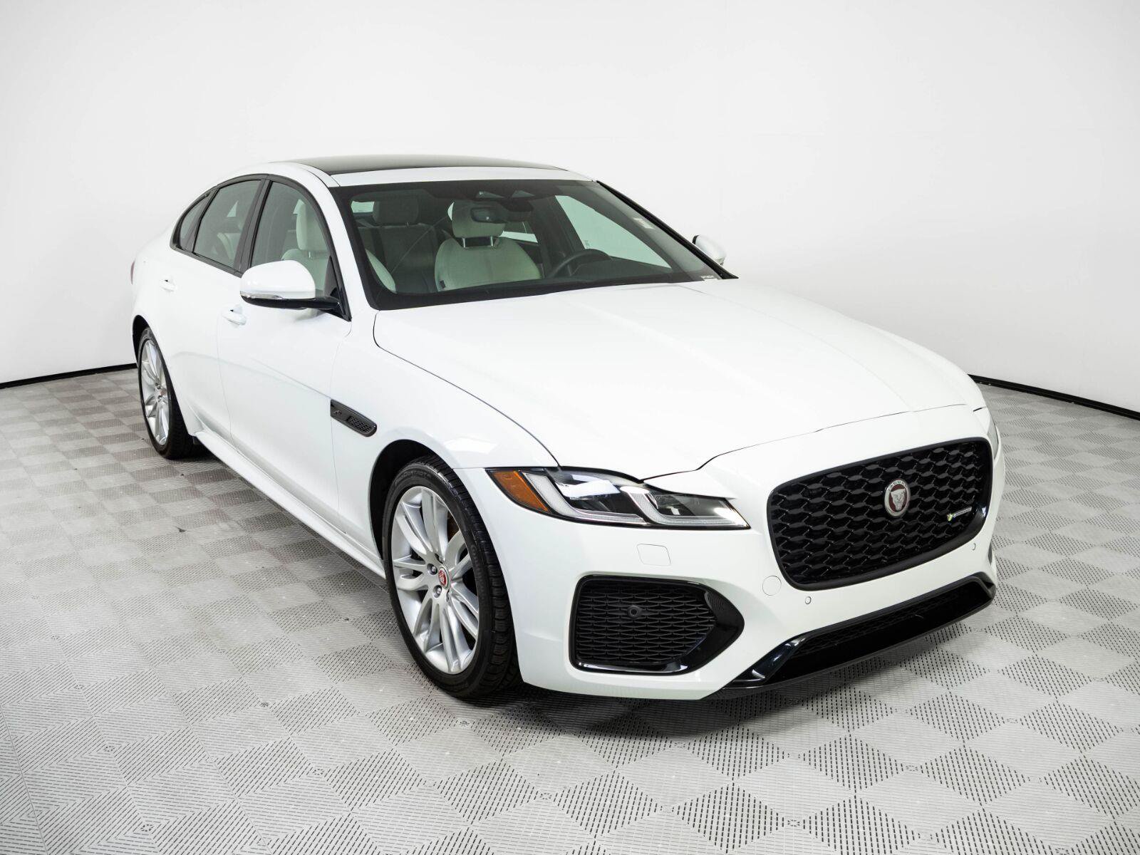 Used 2022 Jaguar XF R-Dynamic SE AWD/4WD image 26