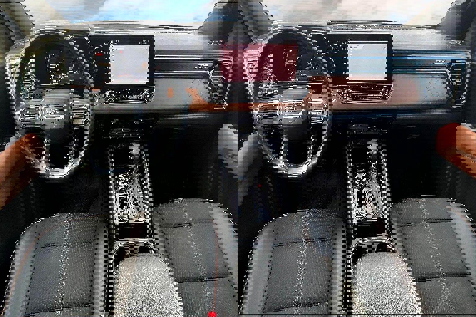 Used 2024 GMC Canyon AT4 w/ Technology Package image 8