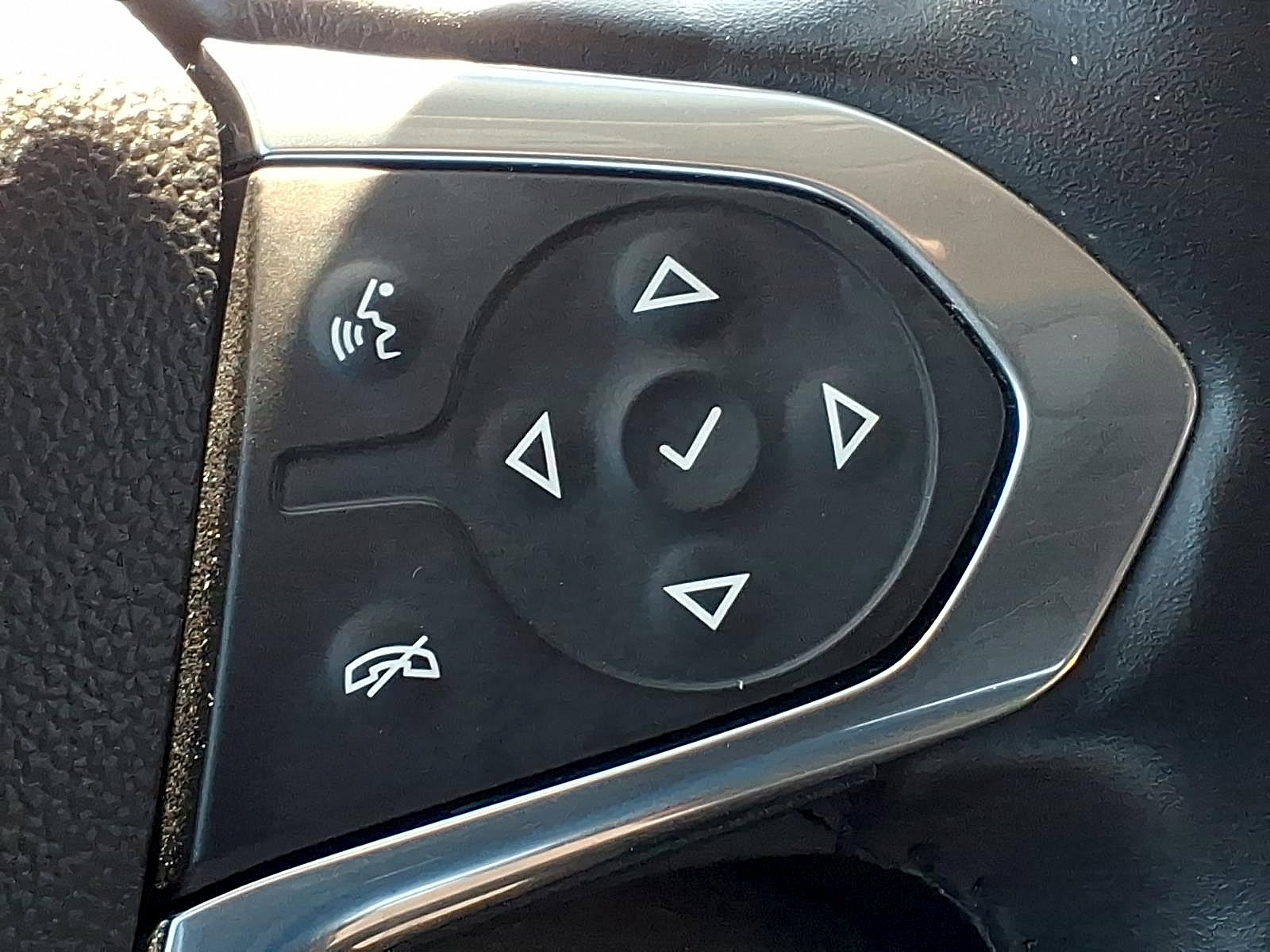 Certified 2020 Chevrolet Traverse LT w/ Driver Confidence II Package image 19