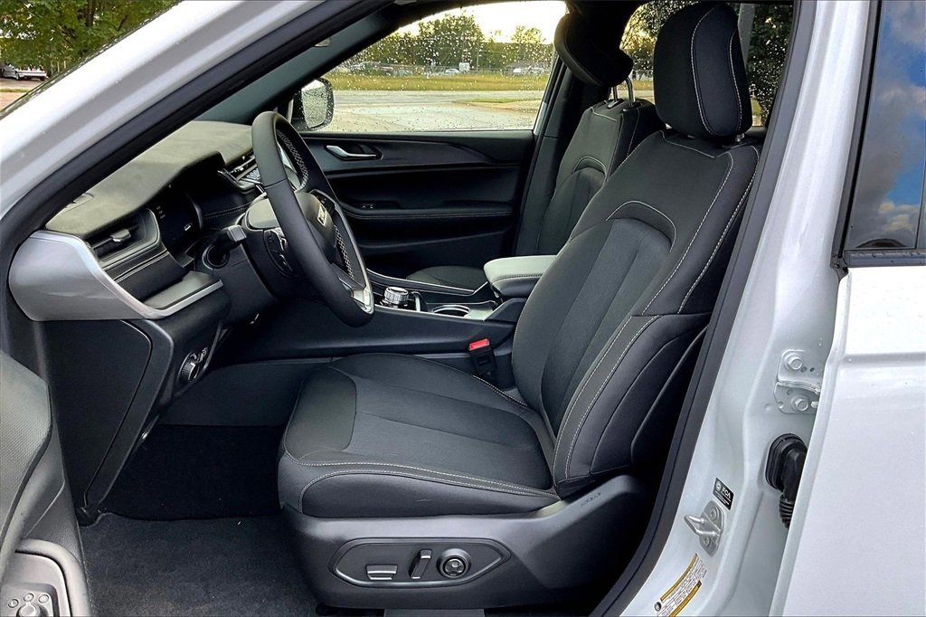 New 2025 Jeep Grand Cherokee Laredo w/ Luxury Tech Group I image 9