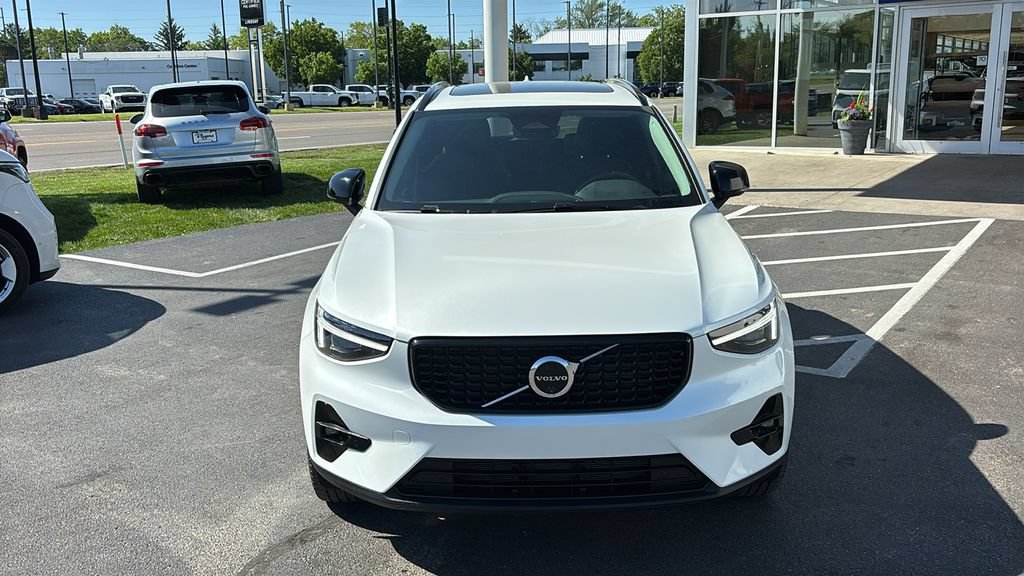 Certified 2026 Volvo XC40 B5 Plus AWD/4WD image 5