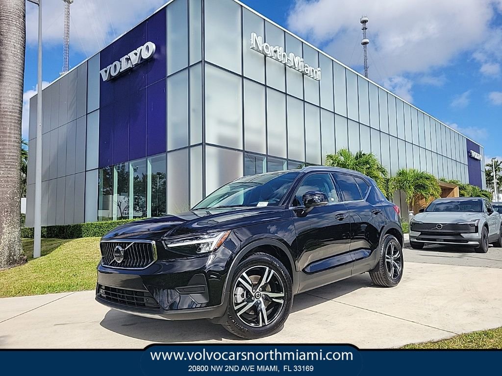 Used 2025 Volvo XC40 B5 Core