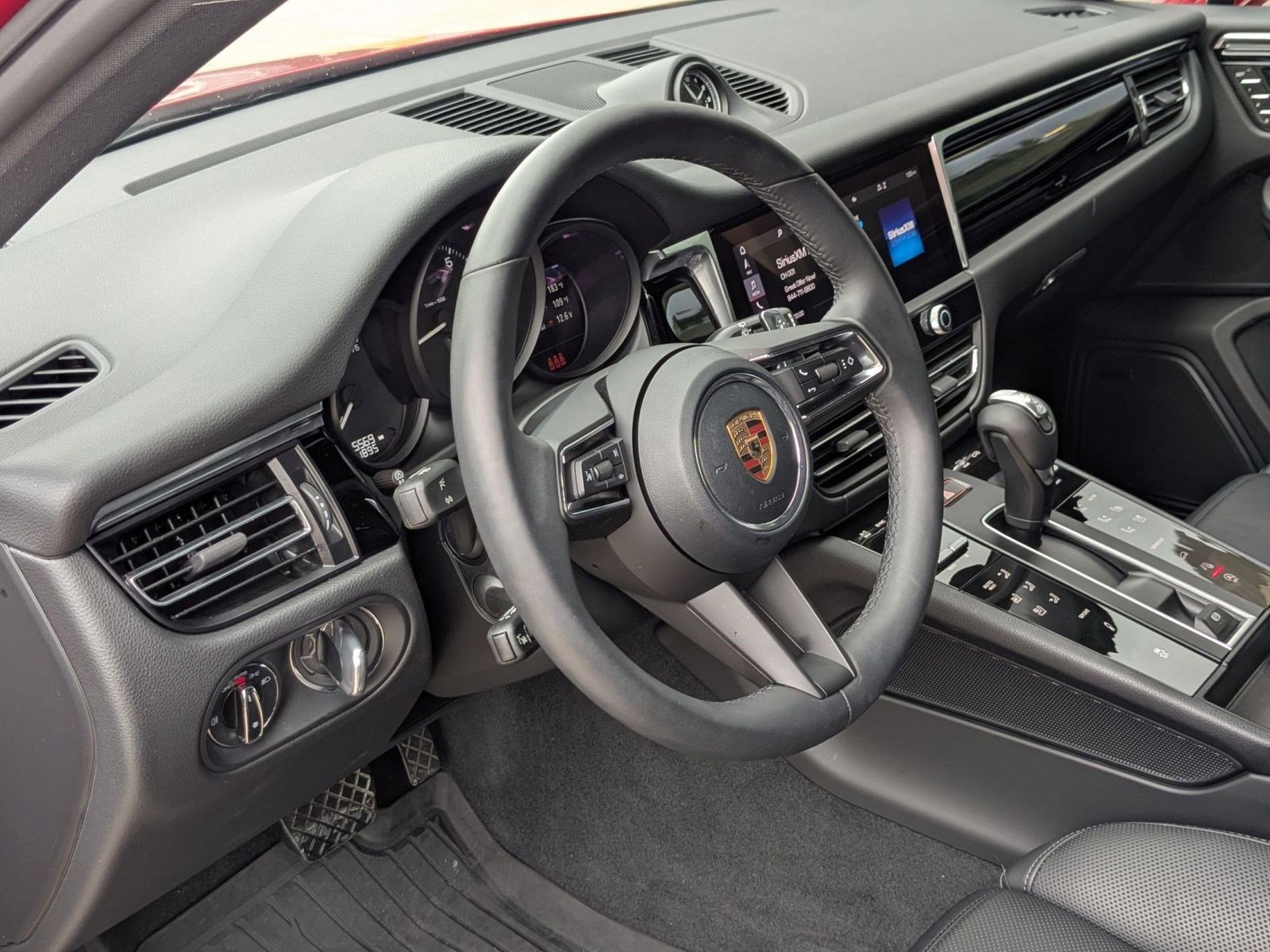 Certified 2026 Porsche Macan AWD/4WD image 4