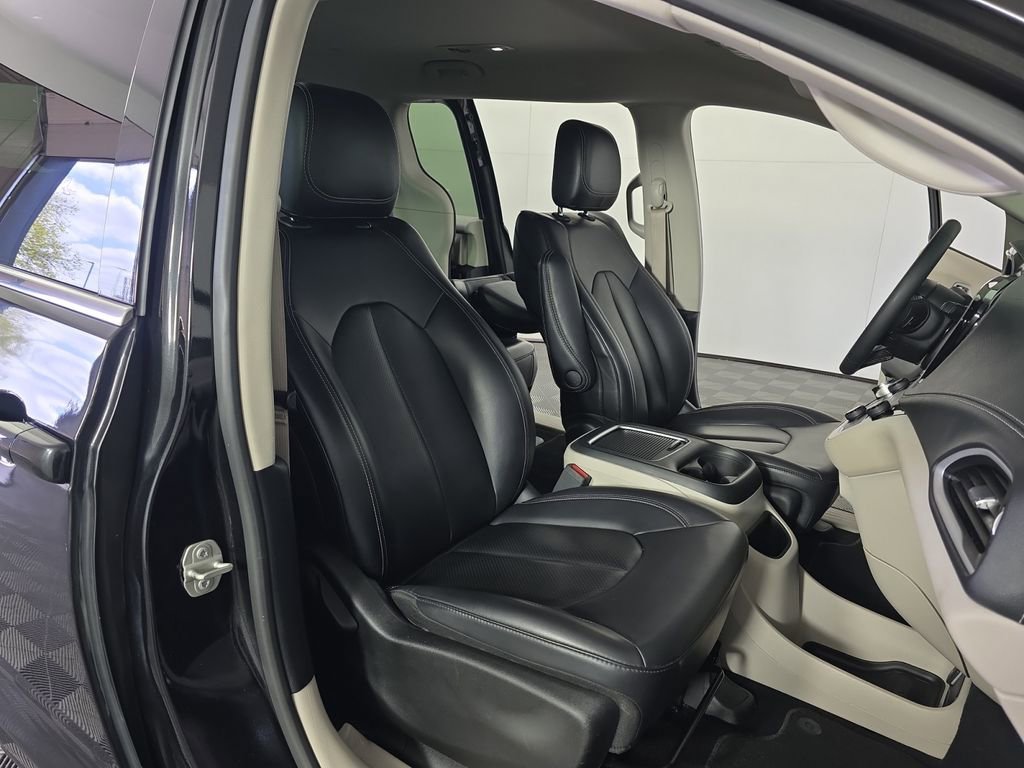 Used 2023 Chrysler Pacifica Touring-L FWD image 20