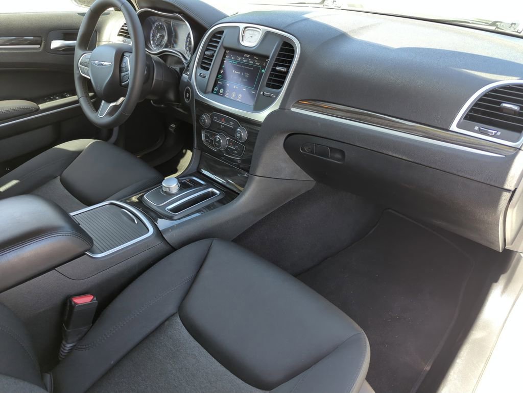 Used 2022 Chrysler 300 Touring image 31