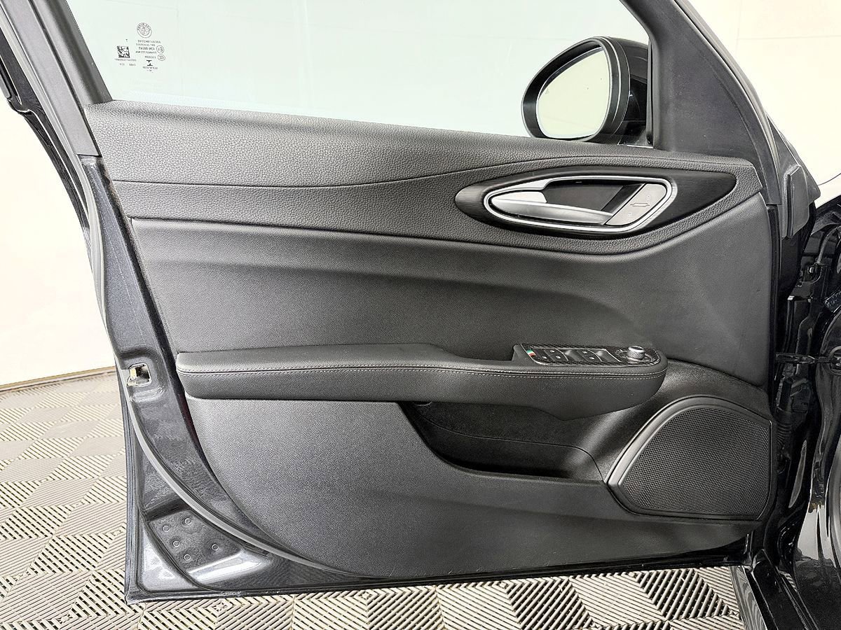 Used 2017 Alfa Romeo Giulia image 25