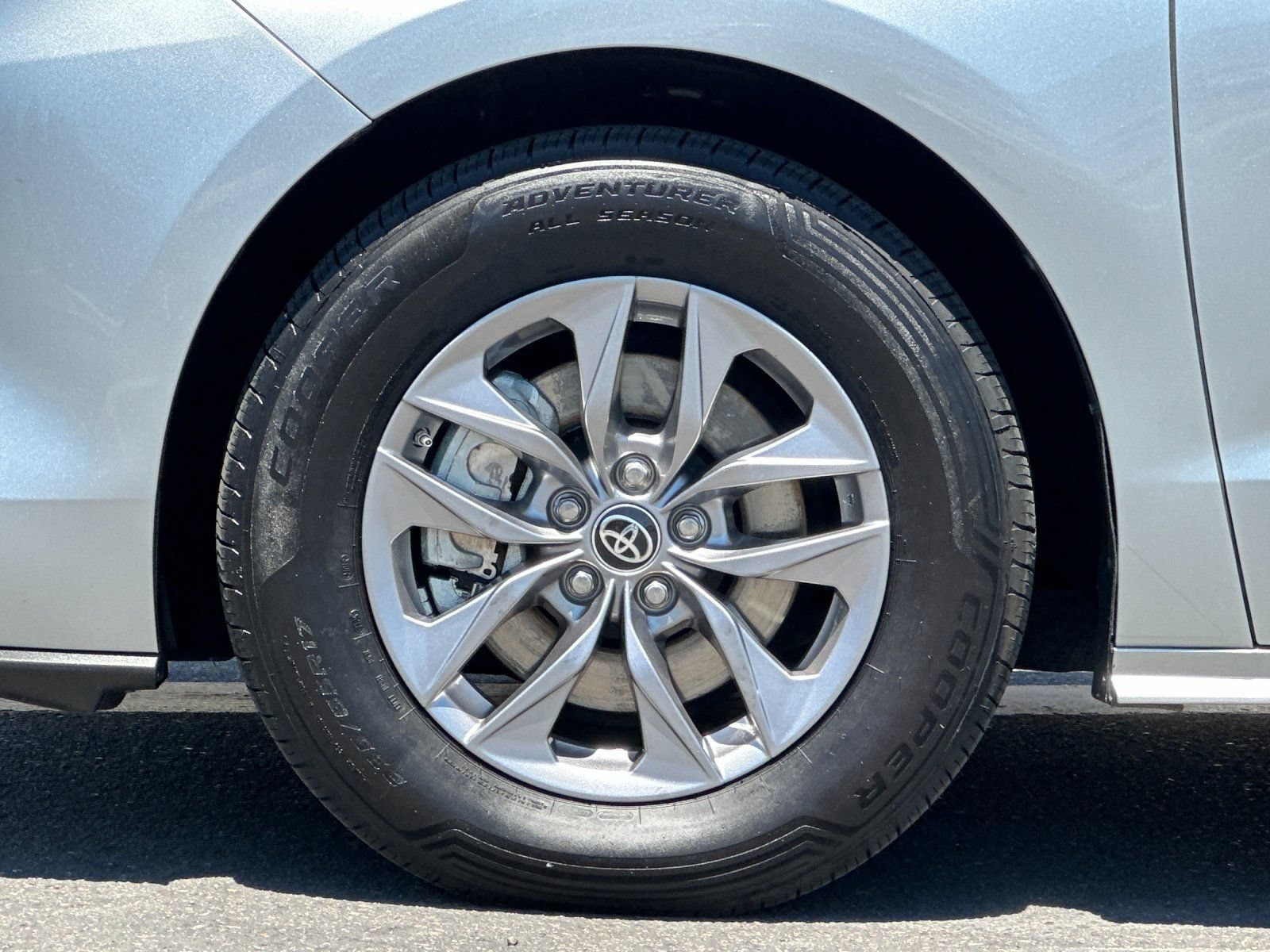 Used 2025 Toyota Sienna XLE FWD image 25