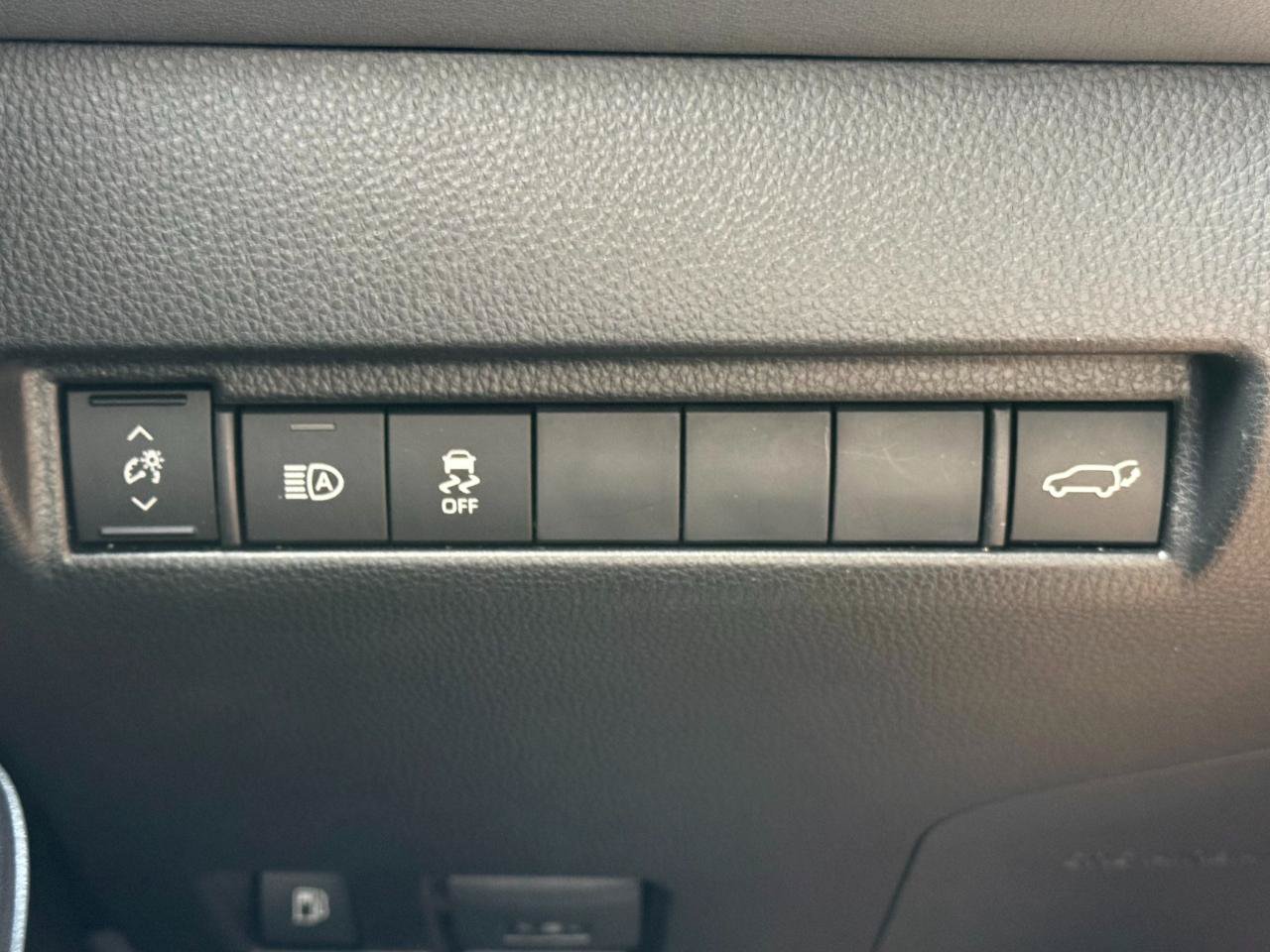 Used 2023 Toyota Venza LE AWD/4WD image 15