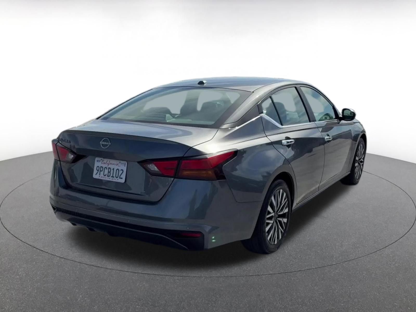 Used 2025 Nissan Altima 2.5 SV FWD image 14