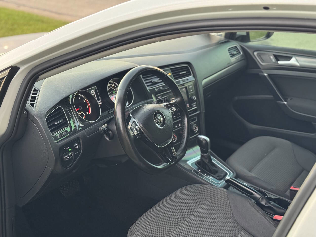 Used 2018 Volkswagen Golf S image 9