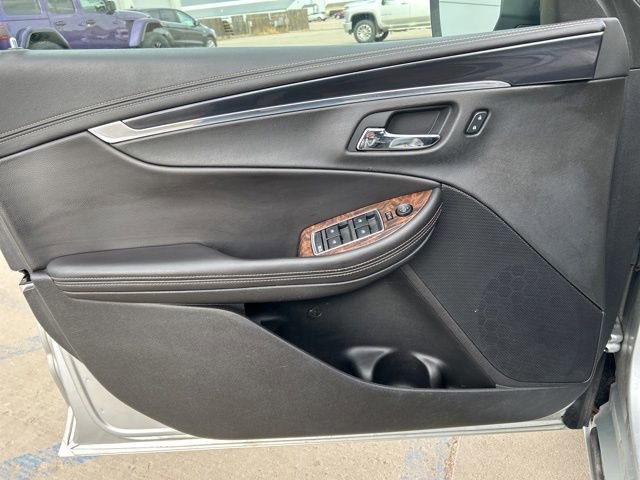 Used 2015 Chevrolet Impala LT w/ Convenience Package image 23