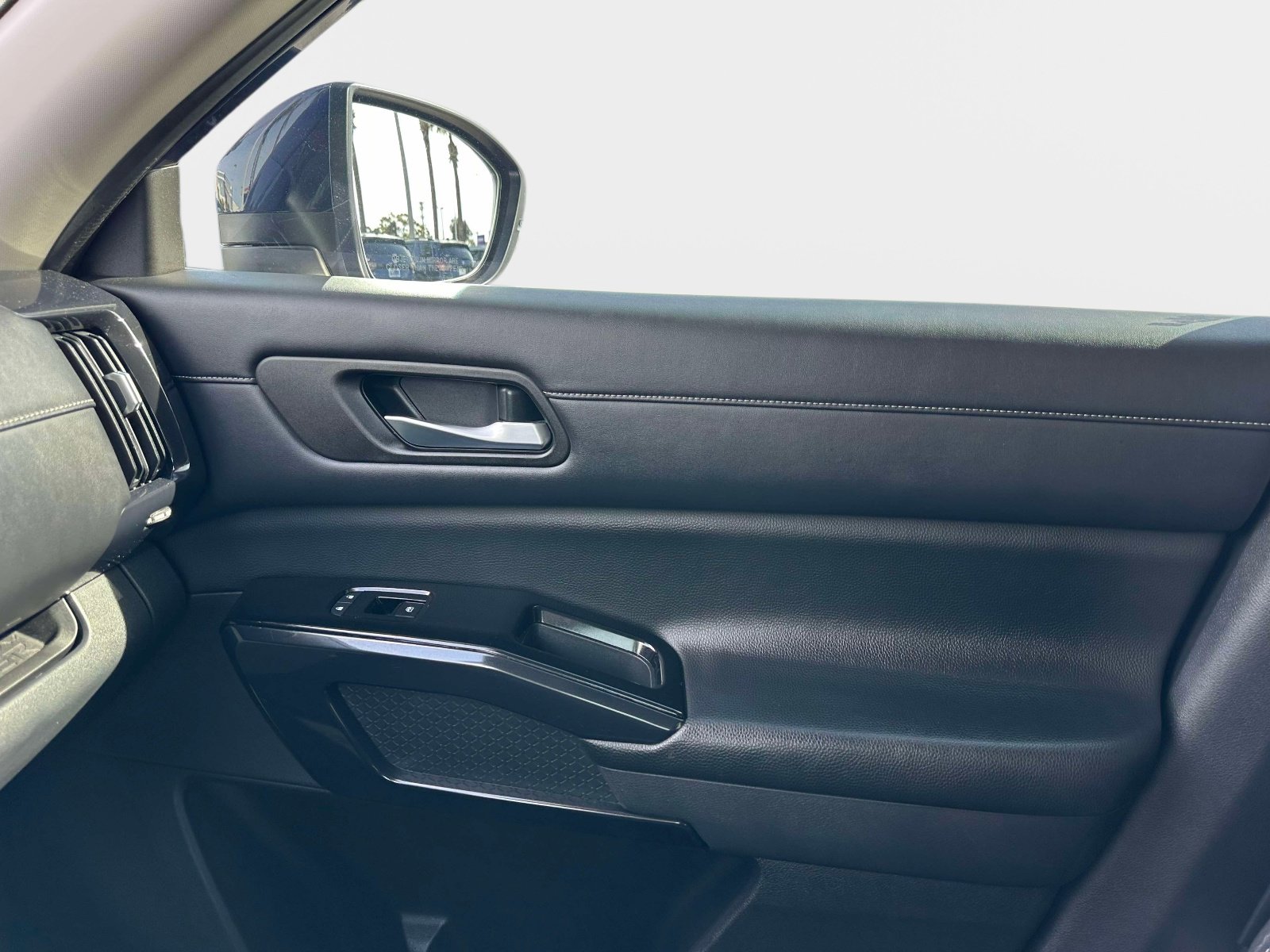 Used 2022 Nissan Pathfinder SV image 23