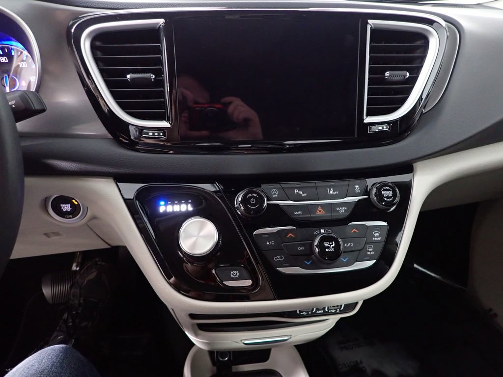 Used 2023 Chrysler Pacifica Touring-L FWD image 33