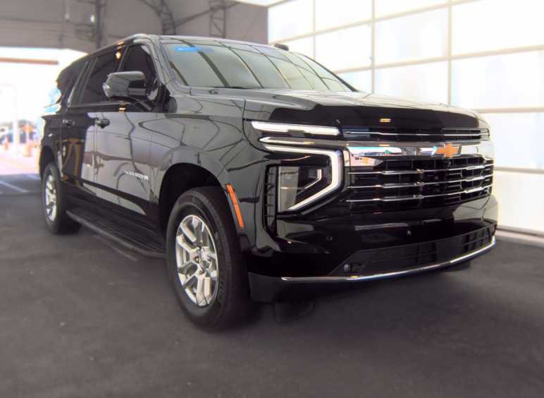 Used 2025 Chevrolet Suburban LT w/ Comfort Package RWD image 2
