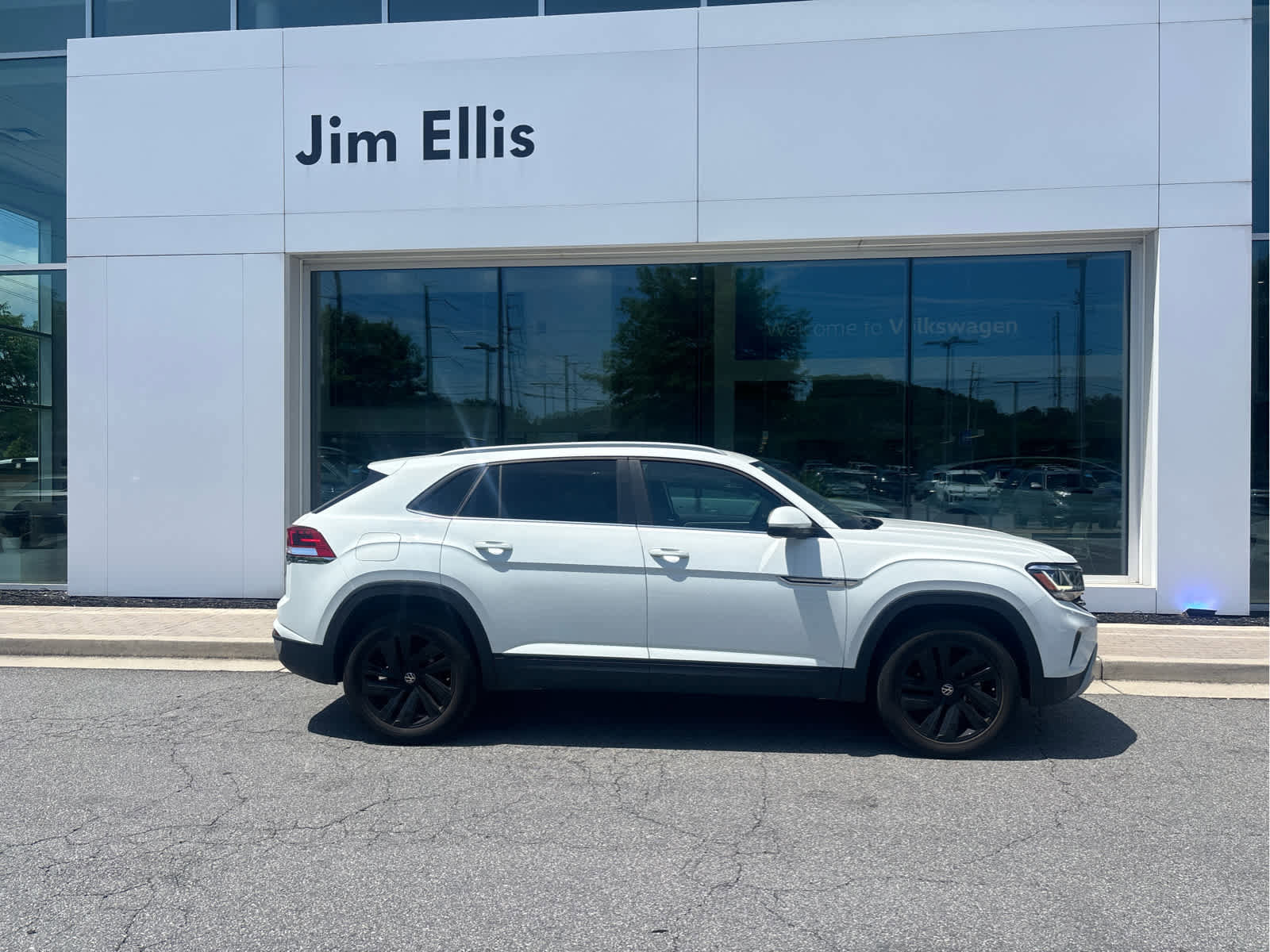 Used 2022 Volkswagen Atlas Cross Sport SE w/ Panoramic Sunroof Package FWD image 2