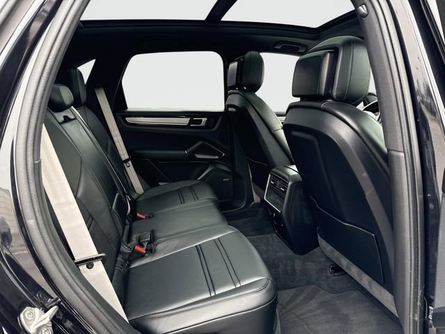 Used 2022 Porsche Cayenne Platinum Edition image 14
