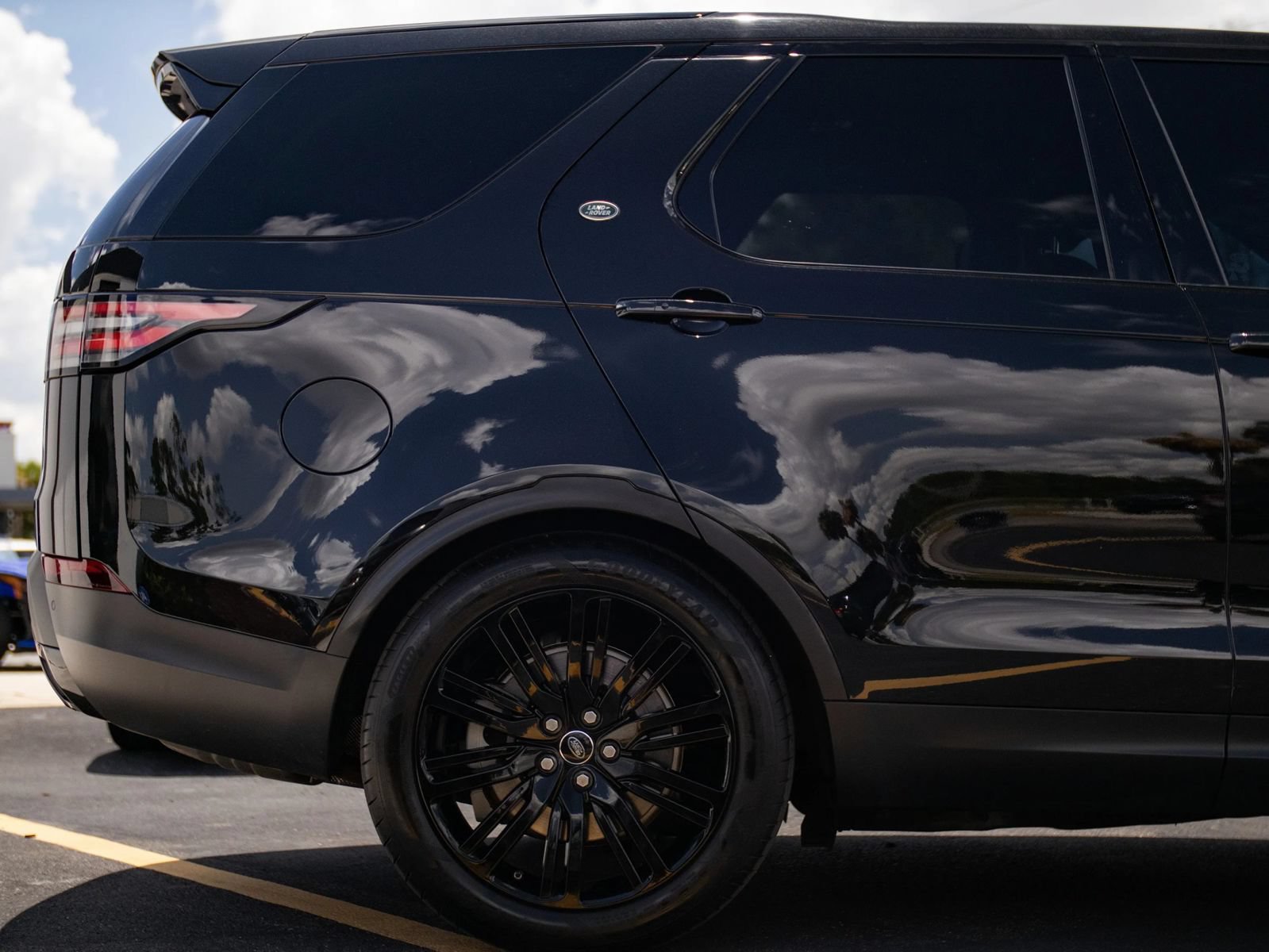 Used 2018 Land Rover Discovery HSE AWD/4WD image 19
