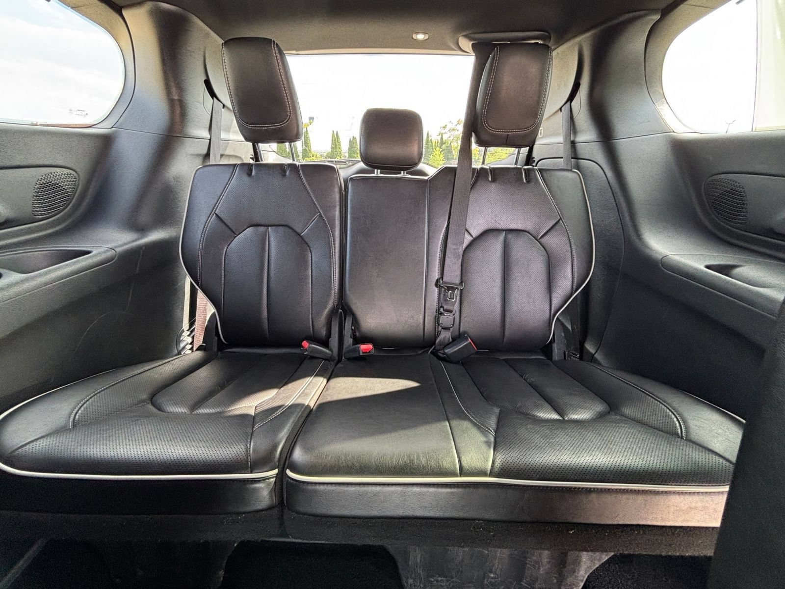 Used 2025 Chrysler Pacifica Limited FWD image 29