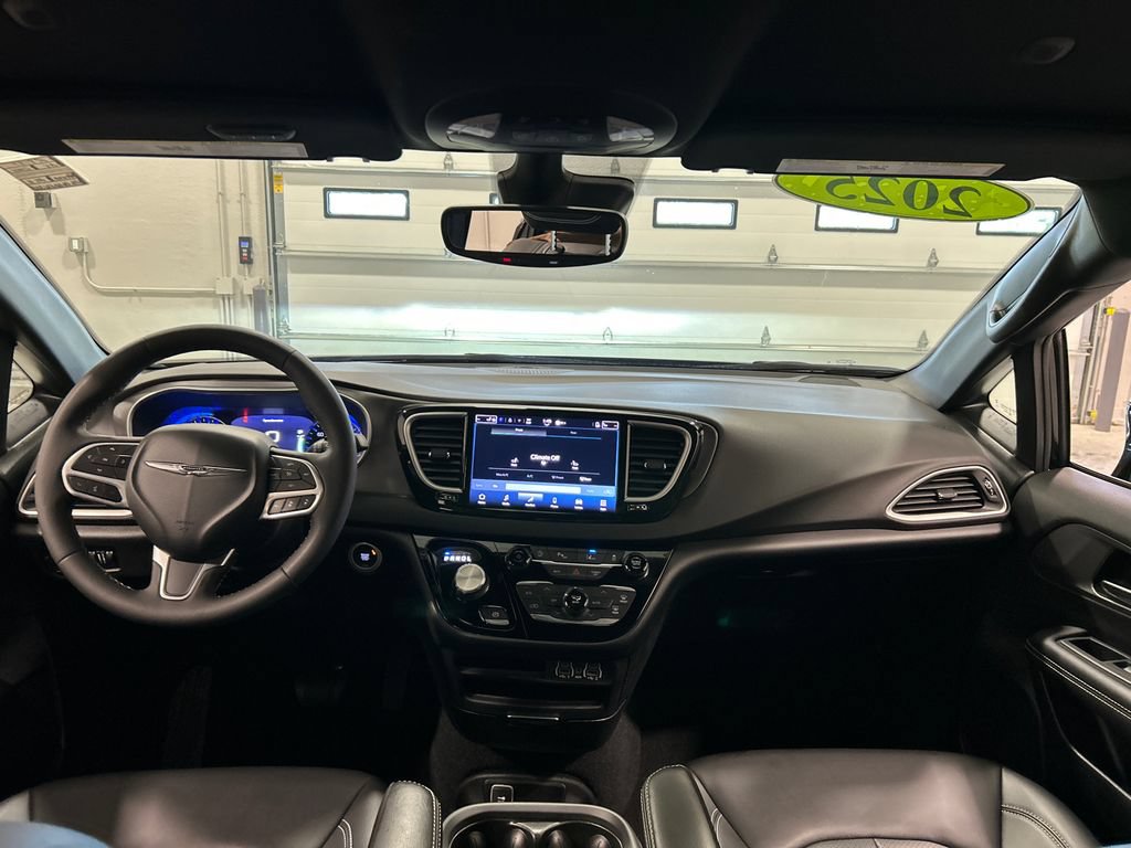 Used 2025 Chrysler Pacifica Select FWD image 29