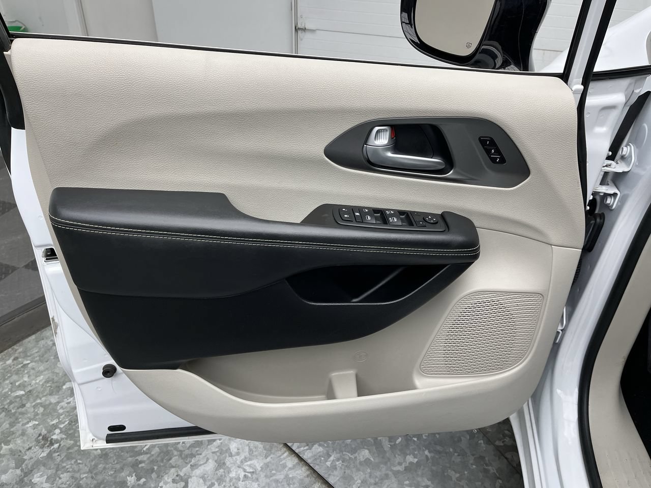 Used 2024 Chrysler Pacifica Touring-L FWD image 6