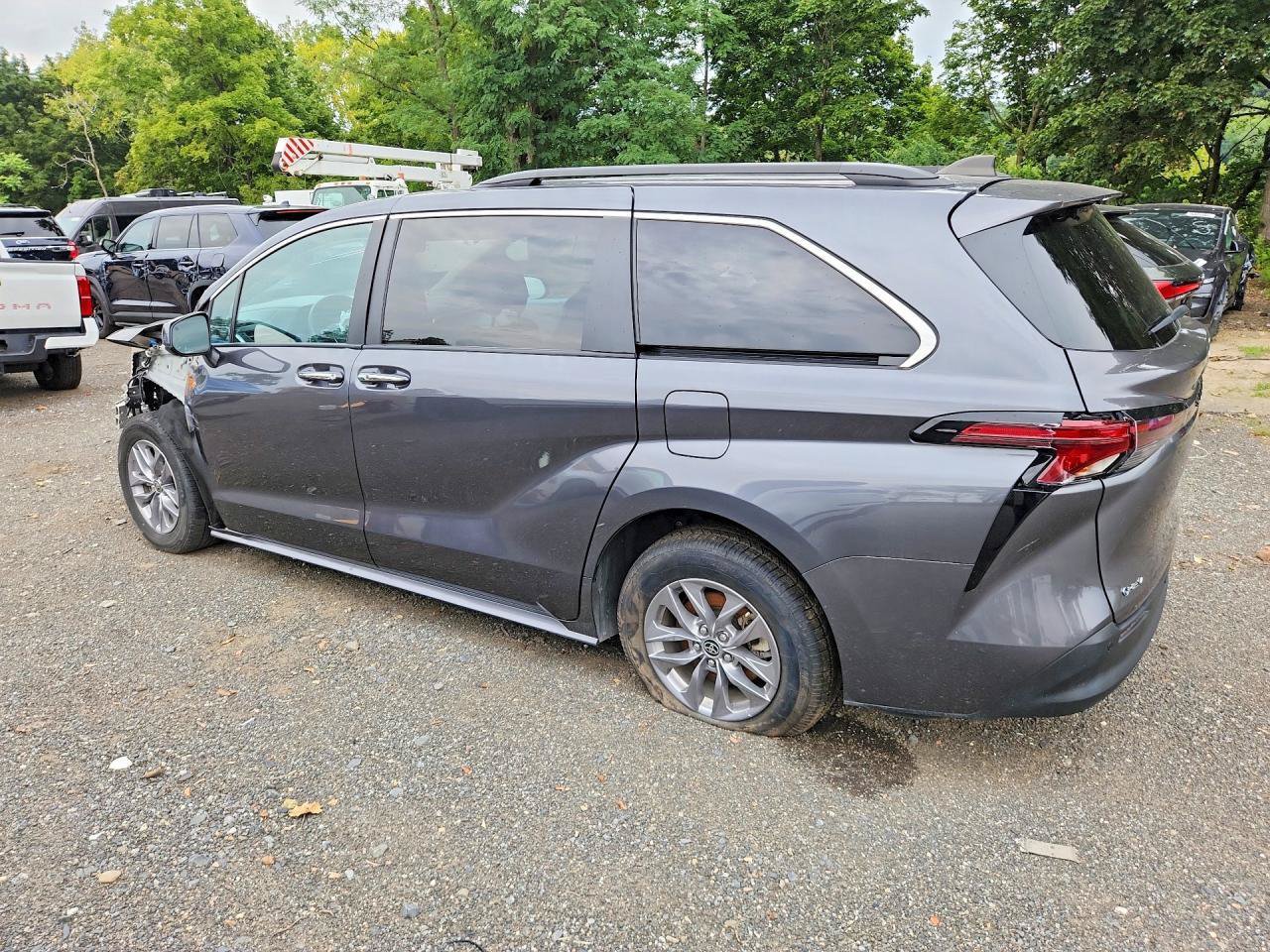 Used 2025 Toyota Sienna XLE FWD image 4