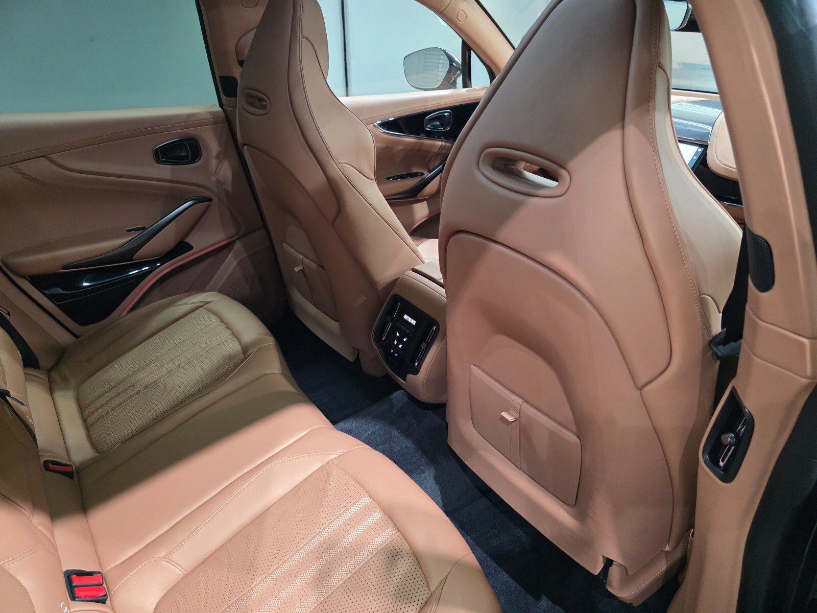 Used 2026 Aston Martin DBX 707 image 25