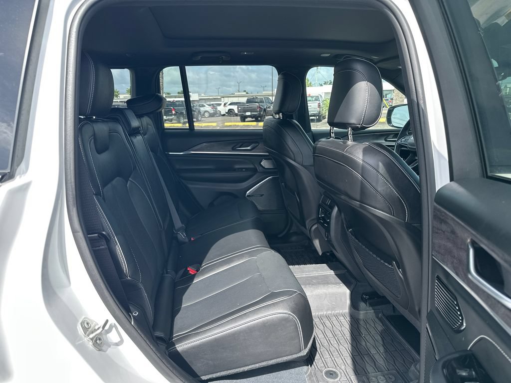 Used 2023 Jeep Grand Cherokee Overland AWD/4WD image 16