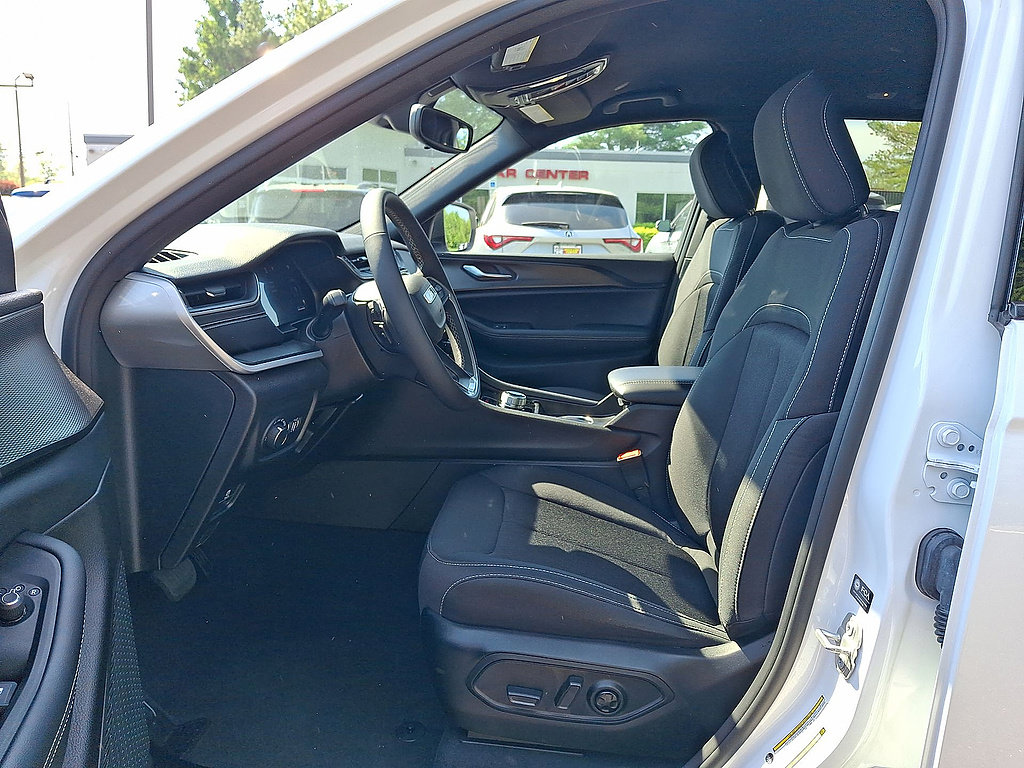 Used 2024 Jeep Grand Cherokee Laredo AWD/4WD image 14