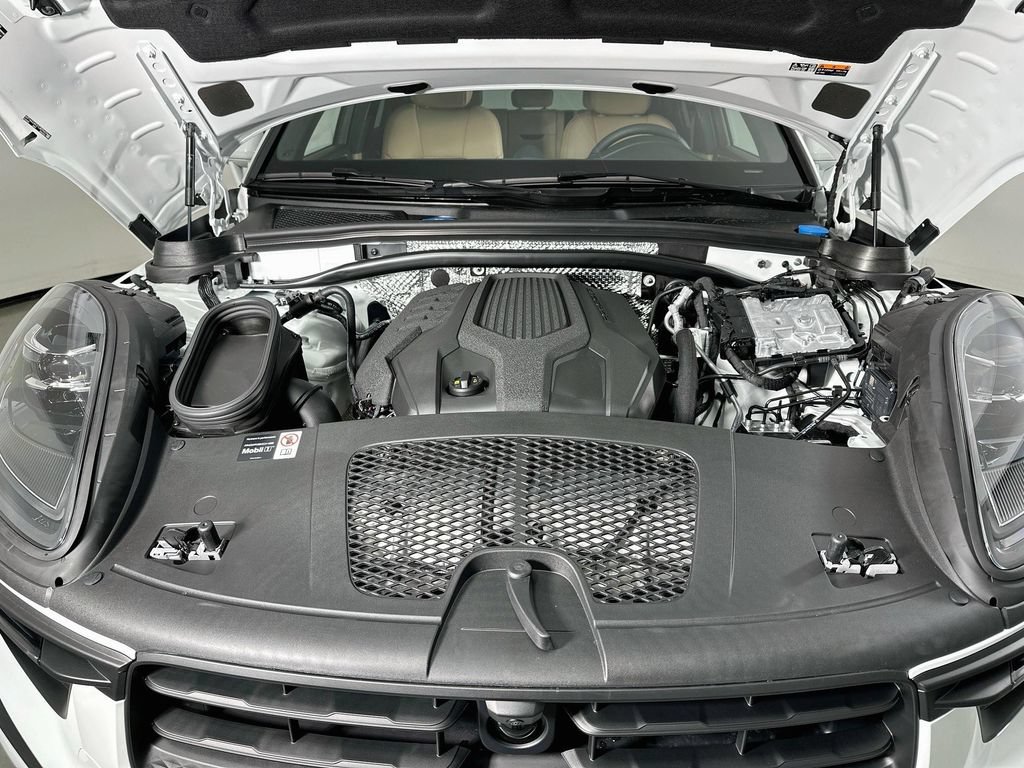 Certified 2026 Porsche Macan AWD/4WD image 33