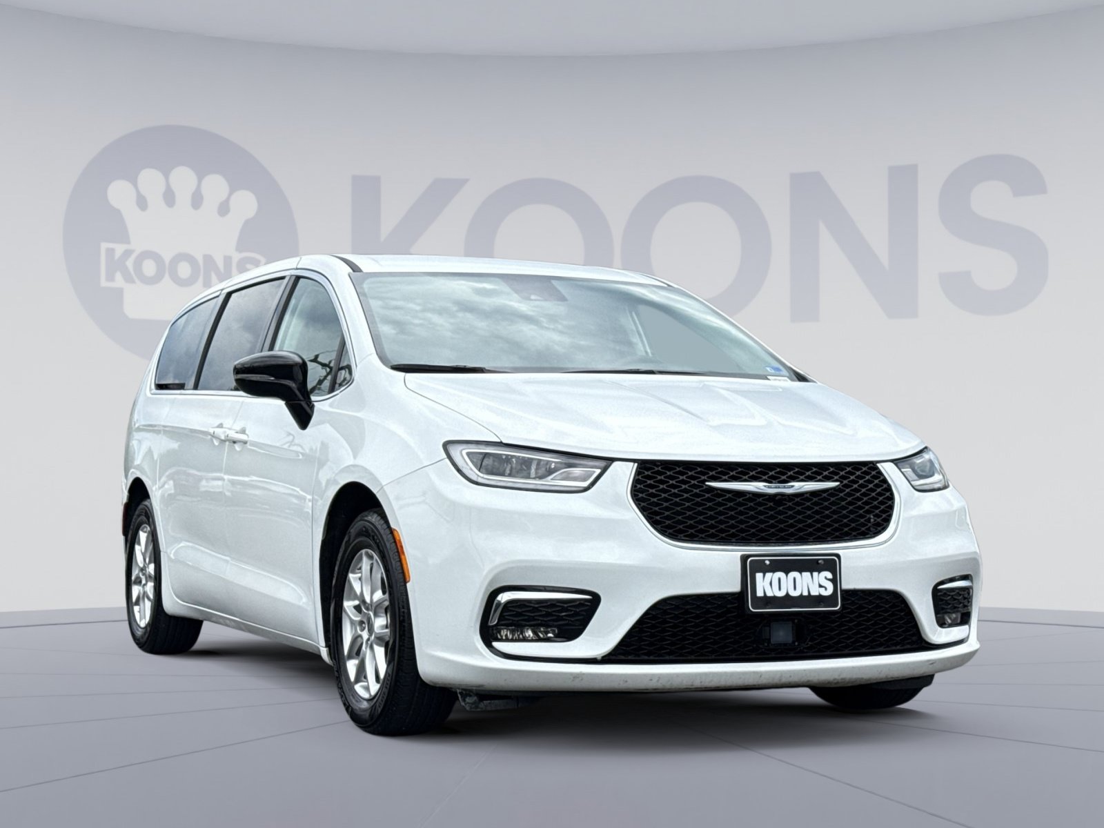 Used 2024 Chrysler Pacifica Touring-L FWD image 10