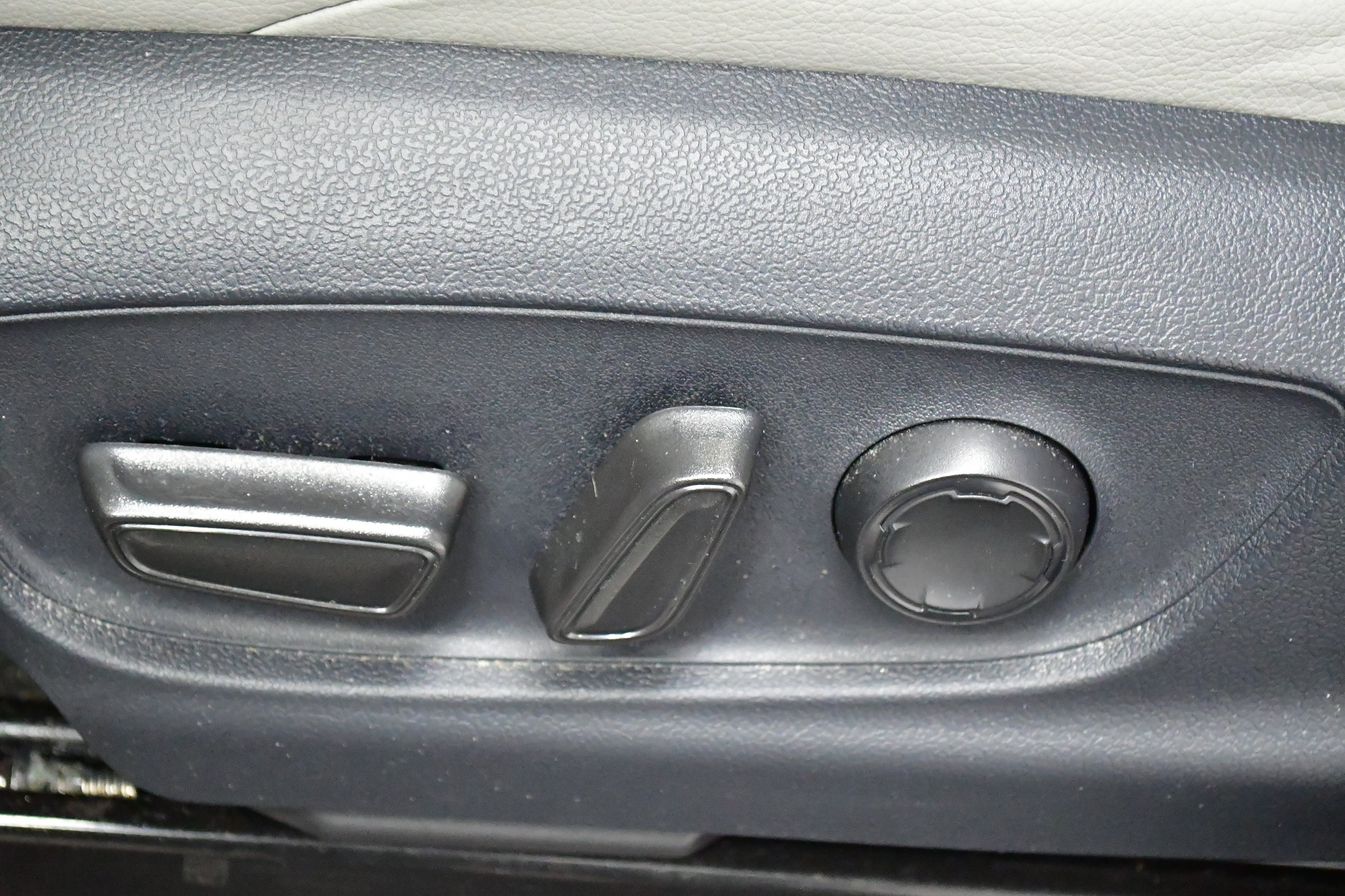 Used 2024 Toyota Tacoma Limited w/ Limited Package (LT) image 26