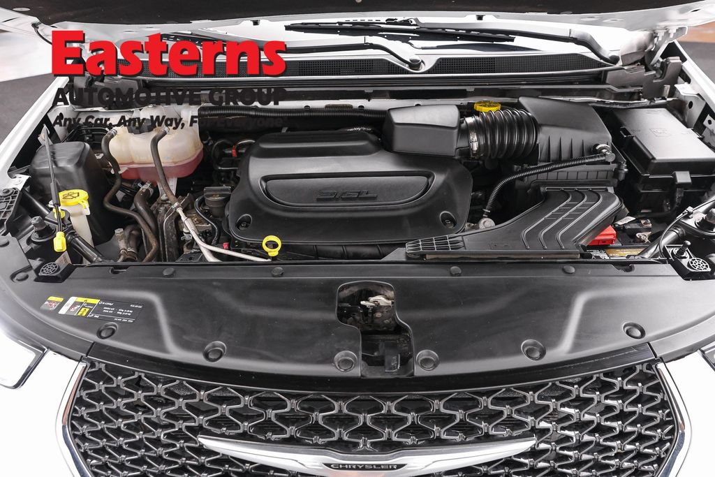Used 2023 Chrysler Pacifica Touring-L FWD image 7