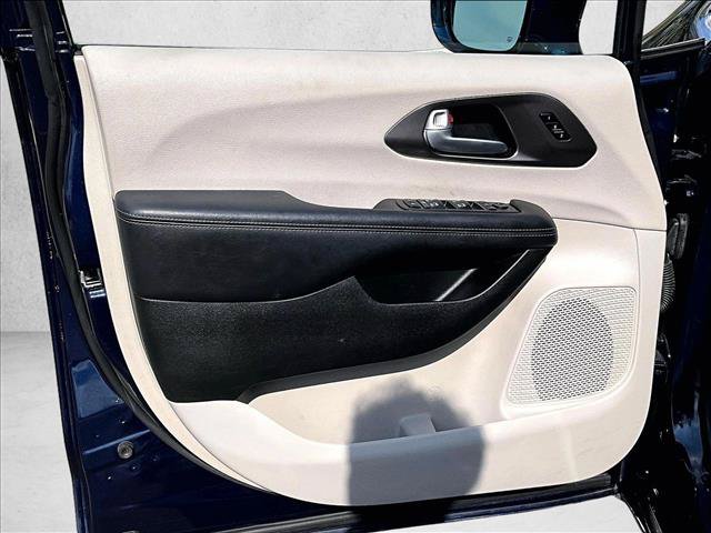Used 2018 Chrysler Pacifica Limited w/ Advanced Safetytec Group FWD image 17