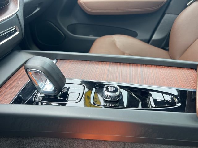 Certified 2024 Volvo XC60 T8 Plus w/ Protection Package Premier image 36