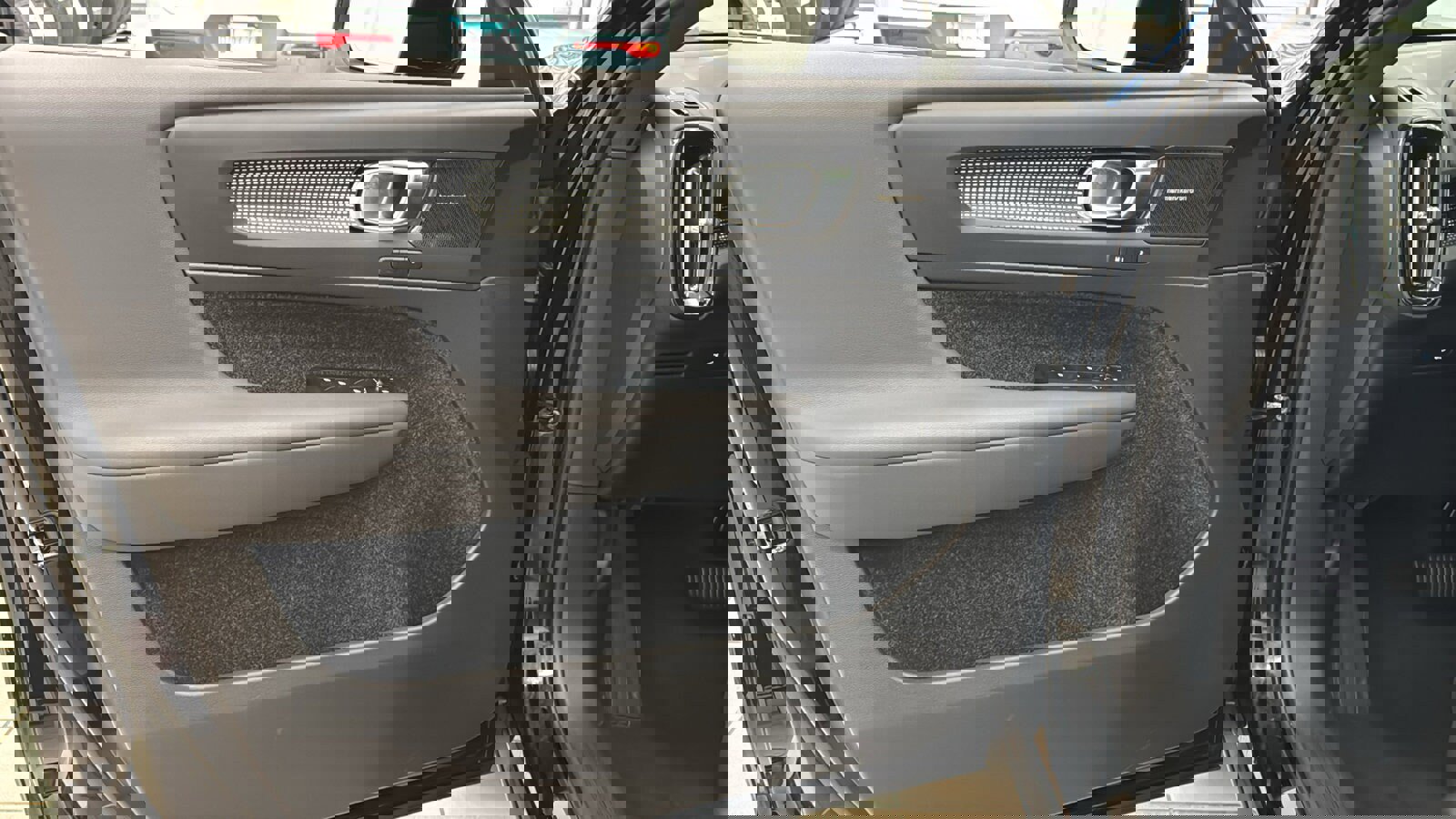 Used 2023 Volvo XC40 B5 Ultimate w/ Climate Package image 21