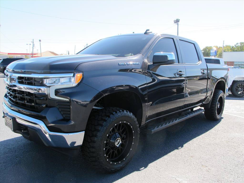 Used 2024 Chevrolet Silverado 1500 LT w/ Leather Package AWD/4WD image 8