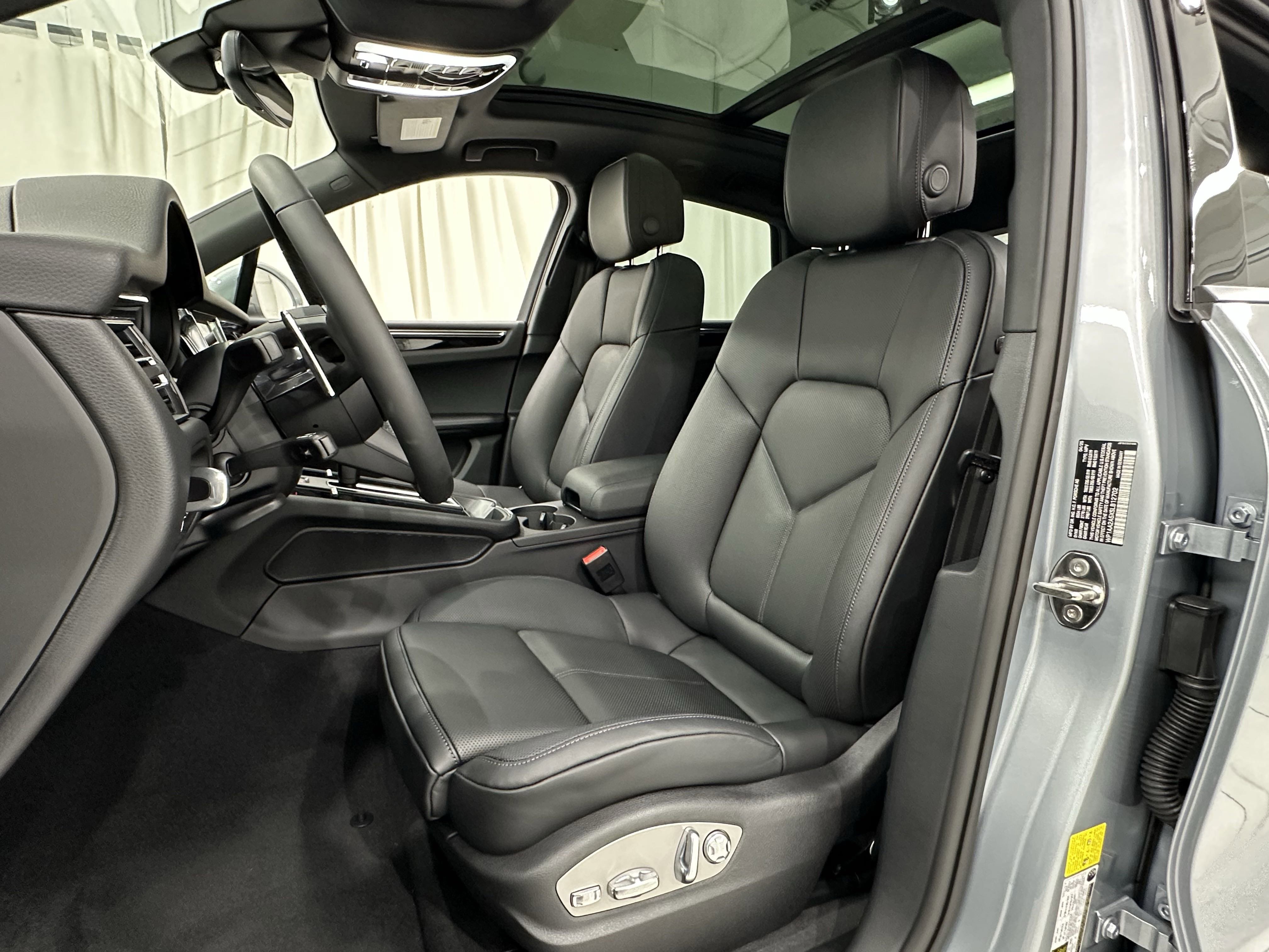 Certified 2025 Porsche Macan image 30