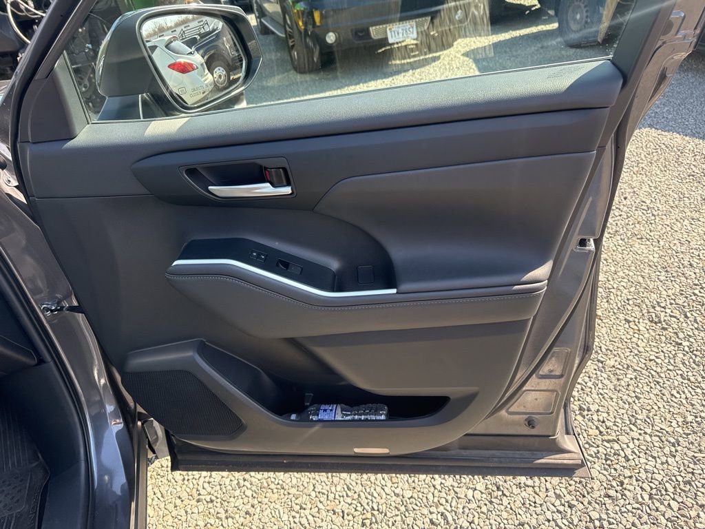 Used 2024 Toyota Highlander XLE image 12