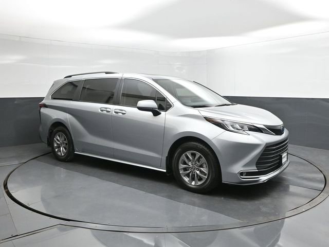Used 2022 Toyota Sienna XLE image 17