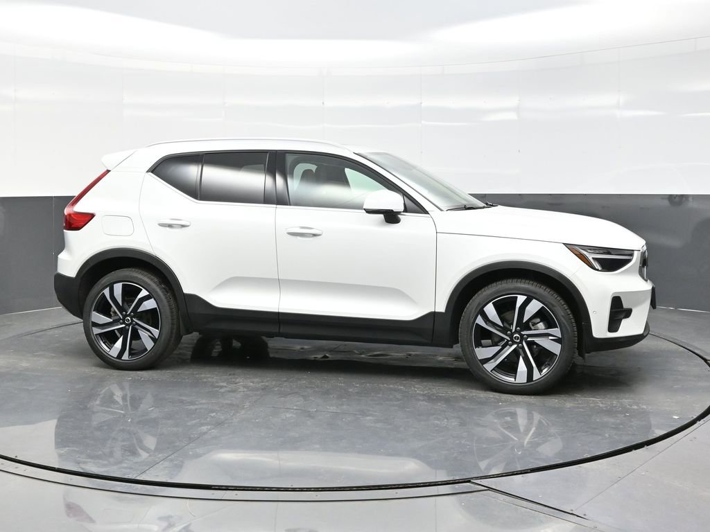 Used 2025 Volvo XC40 B5 Plus image 8