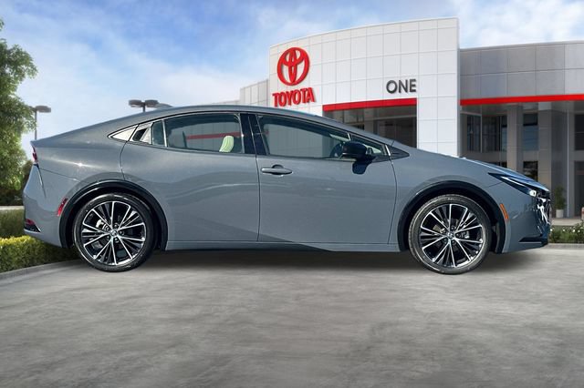 Used 2023 Toyota Prius XLE FWD image 3