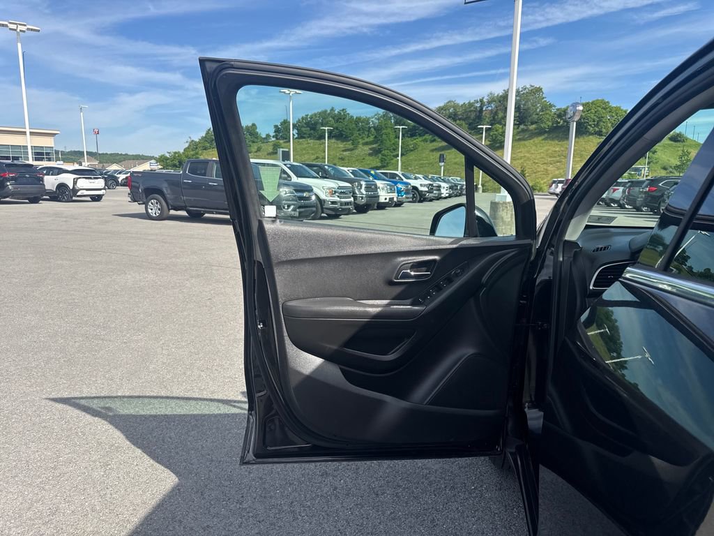 Used 2019 Chevrolet Trax LT w/ LT Convenience Package FWD image 25