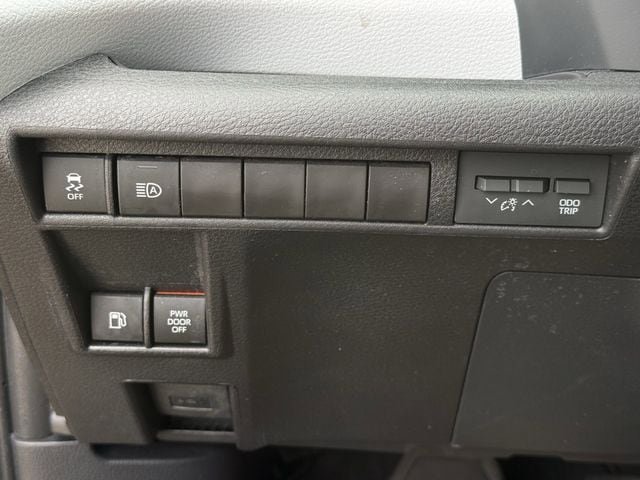 Used 2026 Toyota Sienna LE FWD image 24