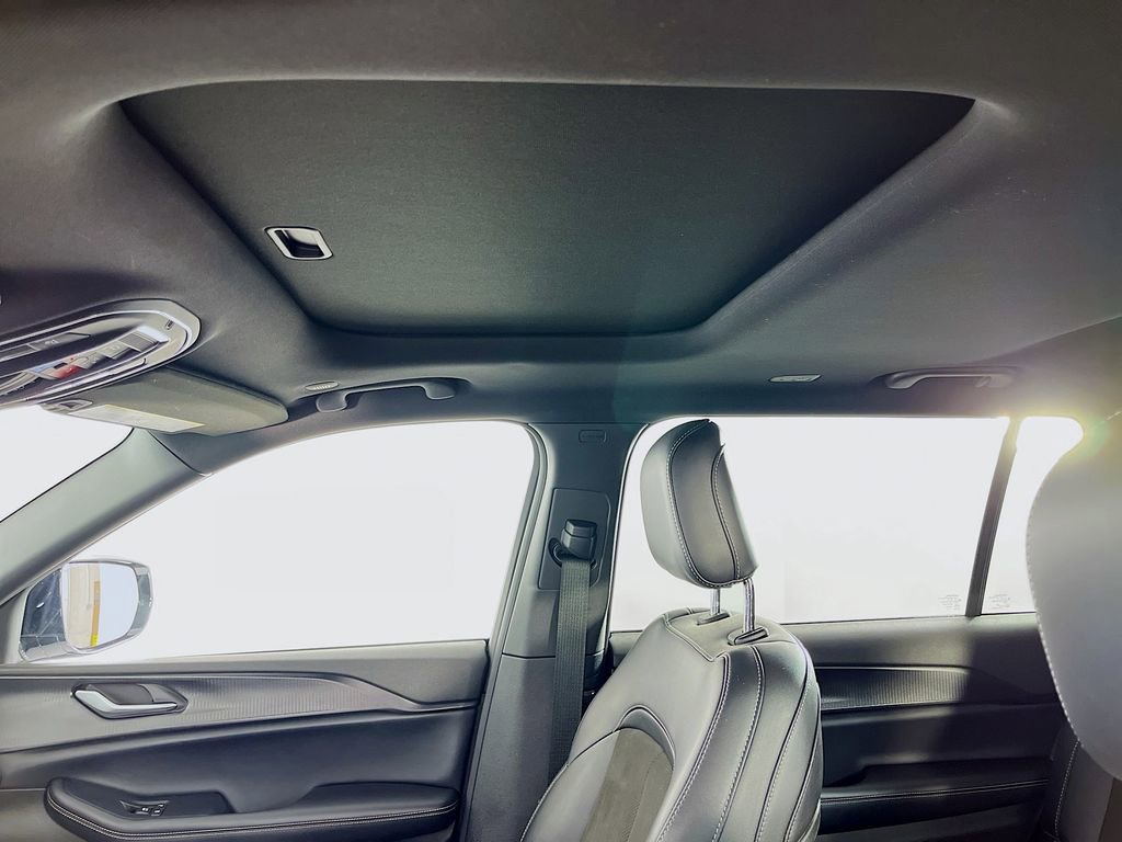 Used 2023 Jeep Grand Cherokee L Laredo AWD/4WD image 38